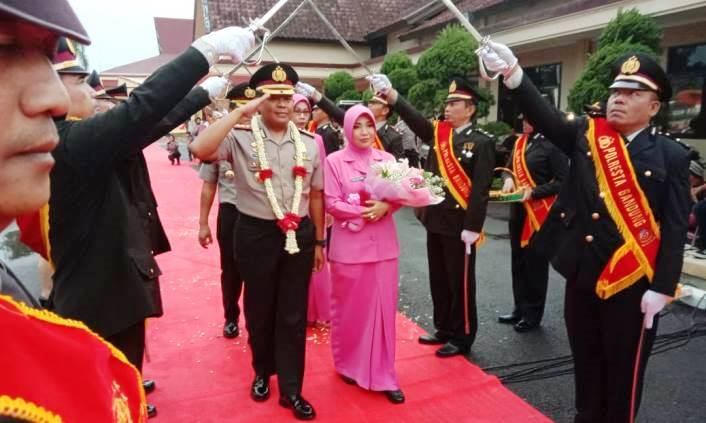 Suasana Haru Mengiringi Pisah Sambut Kapolres Bandung Suasana Haru Mengiringi Pisah Sambut Kapolres Bandung