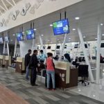 ILUSTRSI AKTIVITAS BANDARA: Sejumlah Pengunjung saat memadati Bandara Husein Sastranegara untuk mengantre tiket pesawat.