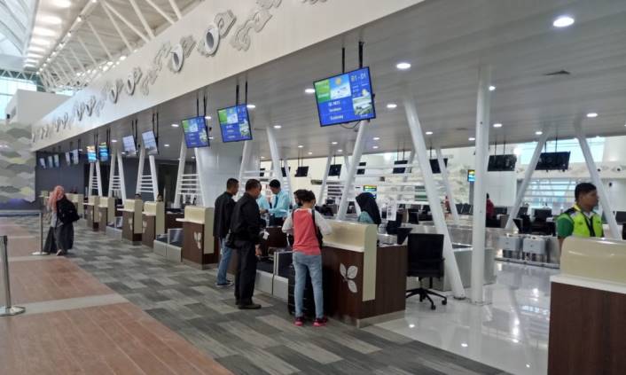 ILUSTRSI AKTIVITAS BANDARA: Sejumlah Pengunjung saat memadati Bandara Husein Sastranegara untuk mengantre tiket pesawat.