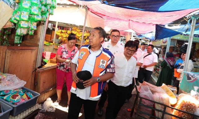 Yana Tinjau Progres Pembangunan Sejumlah Pasar Tradisional