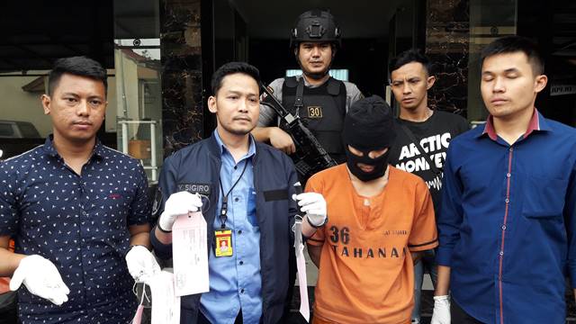 Polisi Amankan Pelaku Perampokan Bermodus Matikan Listrik Polisi Amankan Pelaku Perampokan Bermodus Matikan Listrik