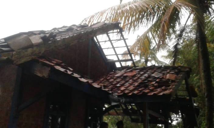 Empat Desa Diterjang Puting Beliung Empat Desa Diterjang Puting Beliung