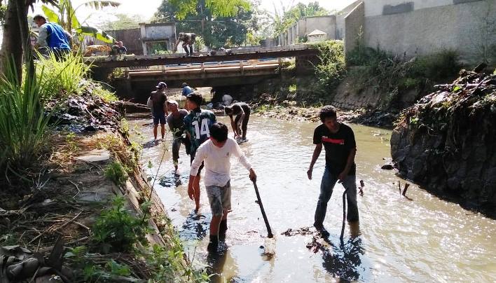 Membuang Sampah ke Sungai Akan Disanksi Sosial 