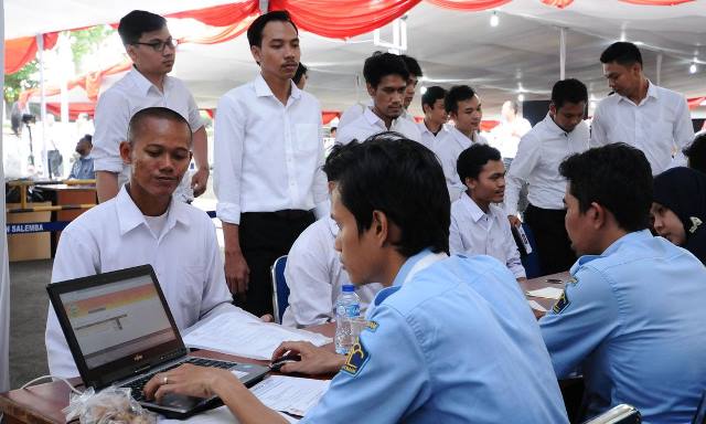 Peserta tes seleksi CPNS Kemenkumham saat pengecekan keabsahan administrasi di gedung BKN, Jakarta, beberapa waktu lalu, tercatat 1.116.138 pelamar CPNS mendaftar di lingkungan Kemenkumham. Untuk 2019 ini di Kota Cimahi, ada 99 formasi yang dibuka untuk CPNS.