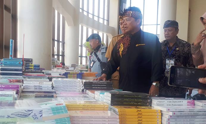 Wajibkan Masyarakat untuk Berilmu