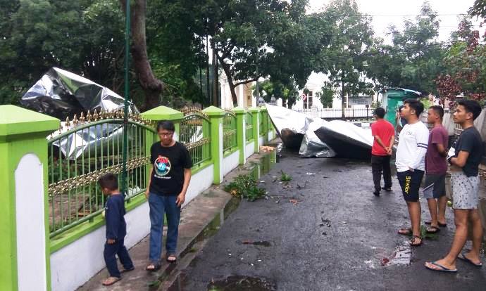 Hujan Angin Sebabkan Kubah Masjid Ambruk Hujan Angin Sebabkan Kubah Masjid Ambruk