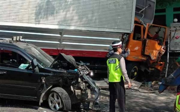 Tronton Tabrak 7 Kendaraan Rombongan Pengantin