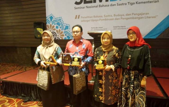 Pembinaan dan Pengembangan Literasi Melalui ”SEMBASA 2019”
