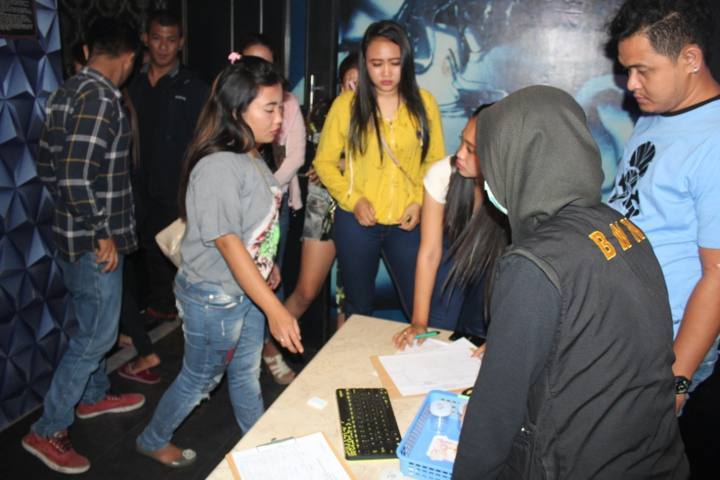 BNN Amankan Empat Pemandu Lagu di Lokasi Karaoke Padalarang BNN Amankan Empat Pemandu Lagu di Lokasi Karaoke Padalarang