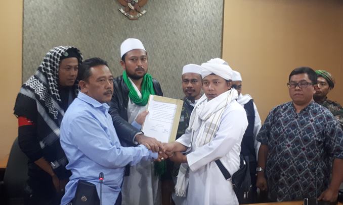 Aliansi Pembela Rosullah Gelar Aksi Damai, DPRD Nyatakan Sikap Aliansi Pembela Rosullah Gelar Aksi Damai, DPRD Nyatakan Sikap