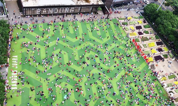 Alun-Alun Kota Bandung Dipadati Wisatawan