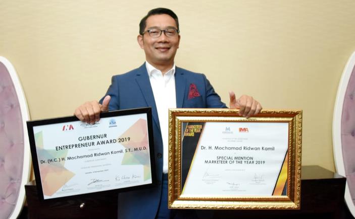 Gubernur Dapat Penghargaan Entrepreneur Award dan Marketeer of The Year 2019