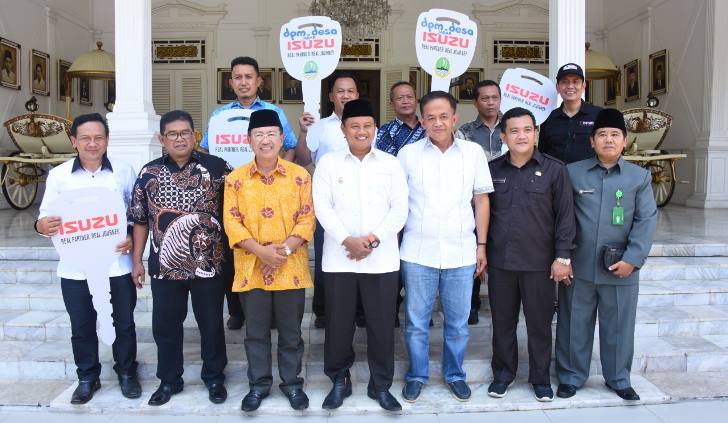 Serahkan Lima Maskara untuk Desa di Cianjur