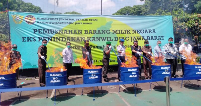 Musnahkan Barang Sitaan Senilai Rp 2,3 M Musnahkan Barang Sitaan Senilai Rp 2,3 M