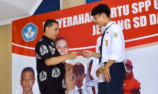 Ribuan Siswa SD SMP Terima Bantuan SPP Gratis dari Pemkot Cimahi