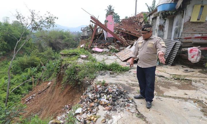 Satu Rumah Ambles Akibat Longsor