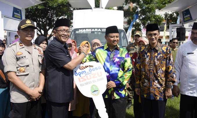 Serahkan Enam Maskara dan Resmikan Jantung Desa