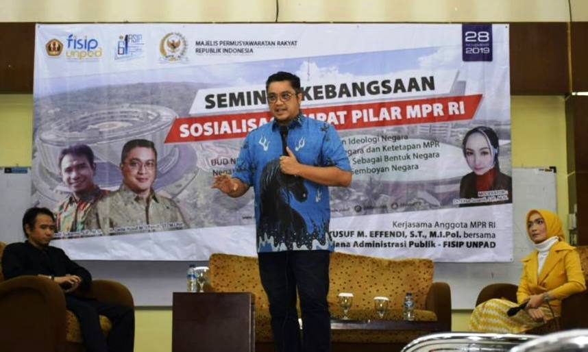 Tanamkan Nilai-Nilai Pancasila dan Demokrasi Tanamkan Nilai-Nilai Pancasila dan Demokrasi