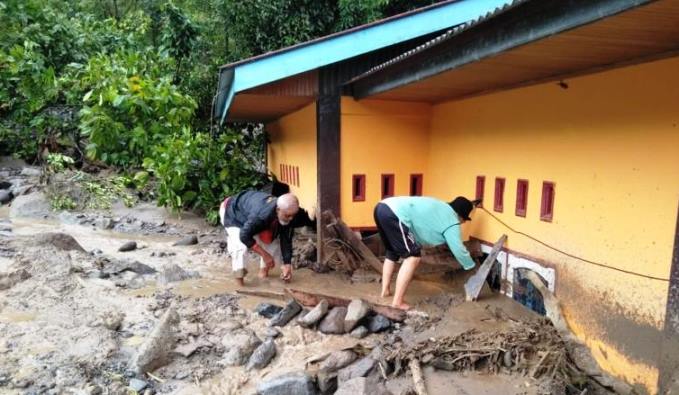 Tiga Pemancing Terseret Banjir Bandang