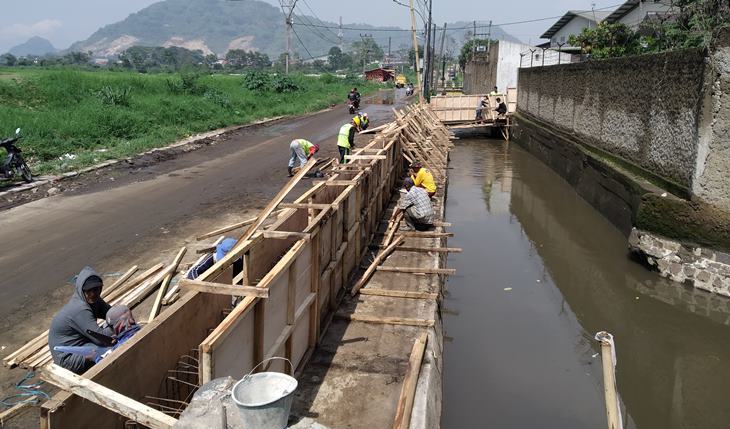 Bekisting Tanggul Jebol Terus