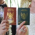 Adanya PPKM Darurat Banyak Calon Mempelai Menunda Pernikahan di Bulan Dzulhijah ILUSTRASI: Perlihatkan buku nikah sebagai tanda sudah syah-nya penikahan berdasarkan hukum.