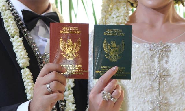 ILUSTRASI: Perlihatkan buku nikah sebagai tanda sudah syah-nya penikahan berdasarkan hukum.