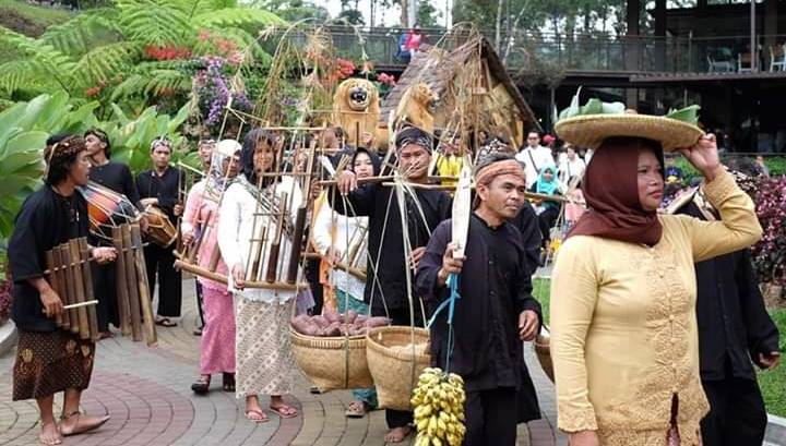 Jaga Tradisi ‘Hajat Bumi’ Sebagai Bentuk Syukur