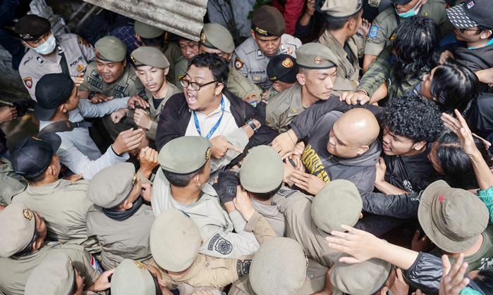 Lima Polisi Dijatuhi Sanksi Tegas Lima Polisi Dijatuhi Sanksi Tegas