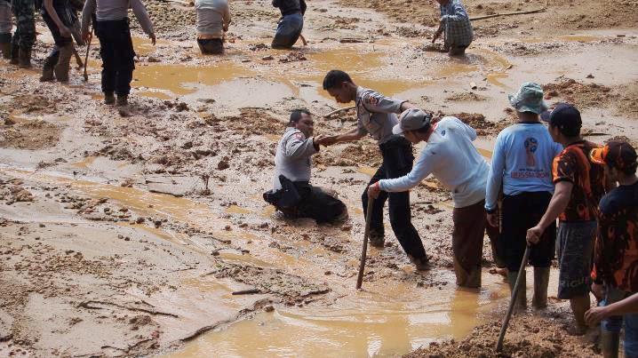 Bangun Jembatan Darurat untuk Akses Jalan