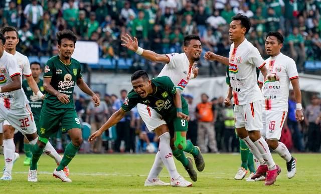 Aji Santoso Bawa Persebaya Tiga Besar