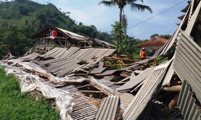 Angin Puting Beliung Rusak Sepuluh Bangunan