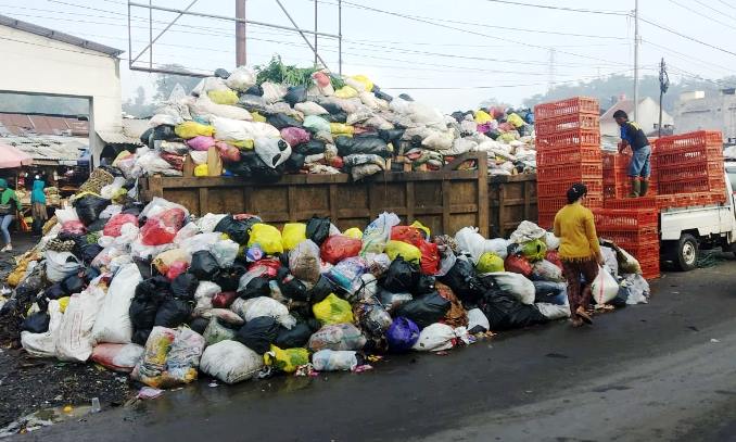 Warga Kesal dengan Tumpukan Sampah di Pasar Tagog