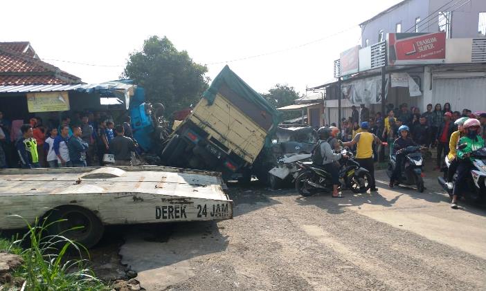 Tabrakan Beruntun, Satu Orang Tewas Tabrakan Beruntun, Satu Orang Tewas