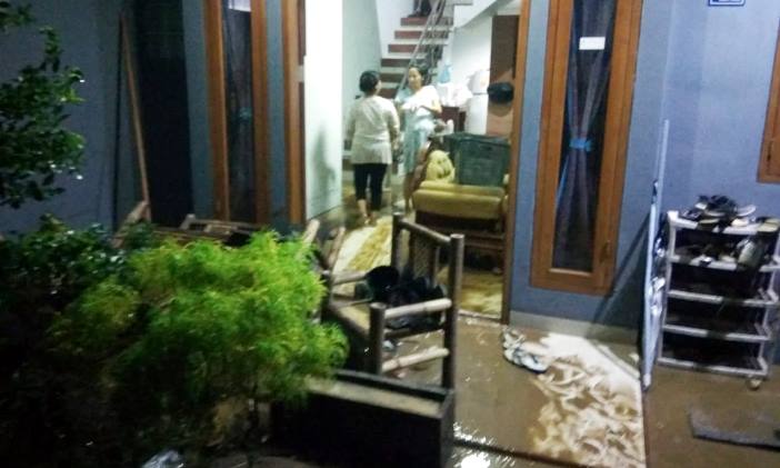 Tanggul Jebol Akibatkan  Tiga Rumah Terendam