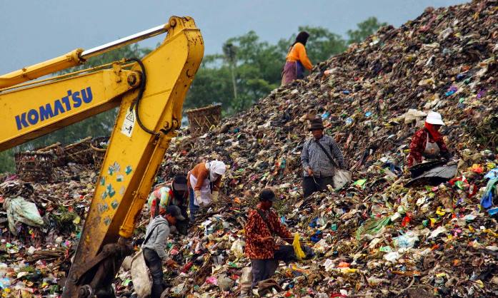 Satu Orang Tewas Tertimbun Sampah
