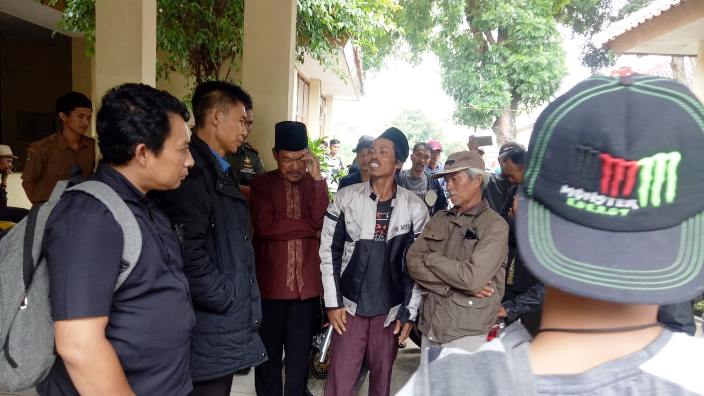 Warga Geruduk Kantor Kecamatan