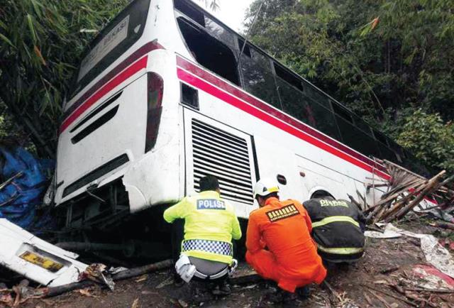 Banting Setir Hindari Rombongan Motor