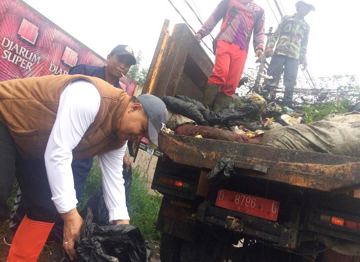 Bupati dan Warga Bersihkan Puluhan Ton Sampah Pasca Tahun Baru