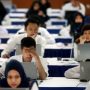 Para pendaftar CPNS sedang melaksanakan tes dengan sistem CAT