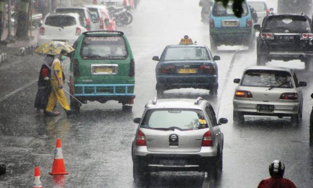 Hati-Hati Buat Pengendara! Jalan Sumedang-Wado Banyak Berlubang