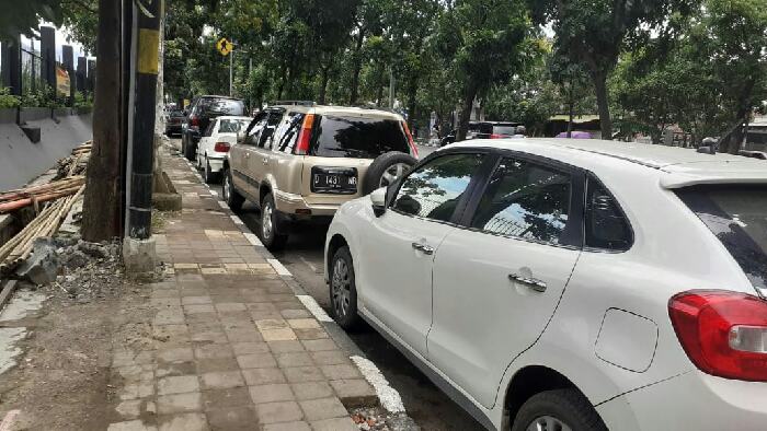 Dishub Kewalahan Tertibkan Parkir Liar Artha Park