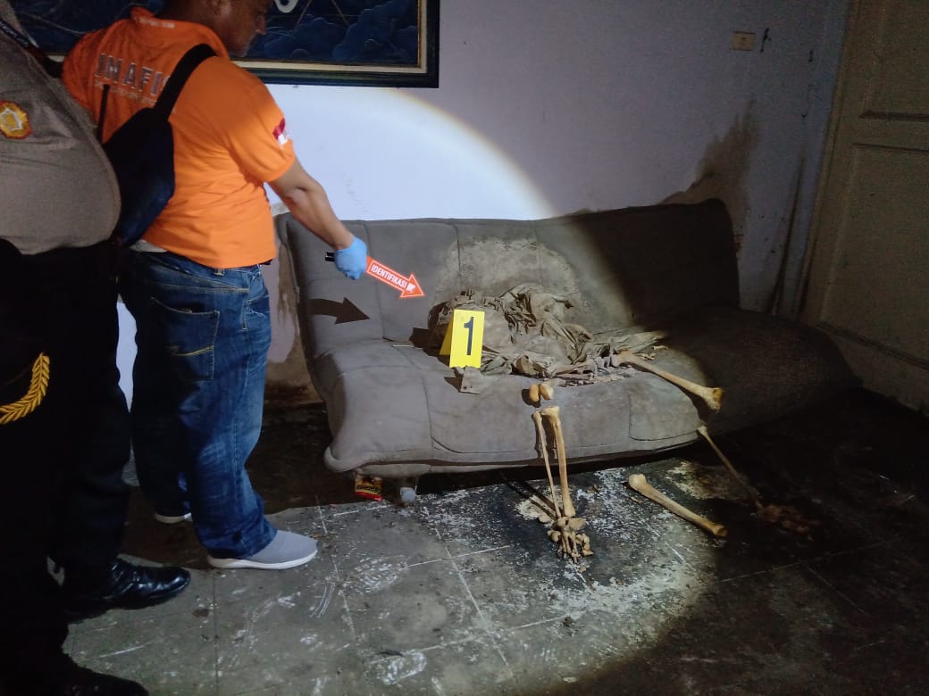 Misterius! Identitas Kerangka Manusia Duduk di Sofa Belum Terungkap