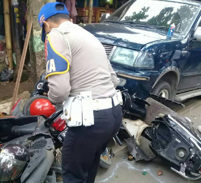 6 Motor Ringsek Diseruduk Minibus Dekat Pemkot Cimahi 6 Motor Ringsek Diseruduk Minibus Dekat Pemkot Cimahi