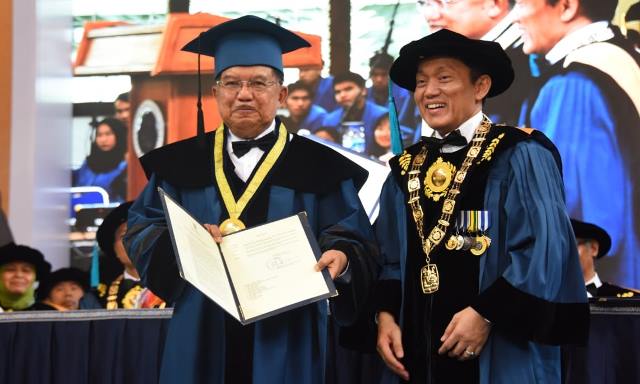 JK Dianugerahi Gelar Doktor oleh Kampus ITB
