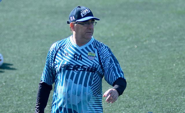 Robert Pasang Target Tinggi