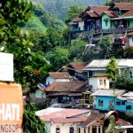 Tinggal di Bukit Rawan Longsor