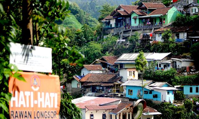 Tinggal di Bukit Rawan Longsor