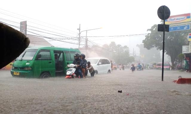Walhi: Banjir Akibat Alih Fungsi Lahan Walhi: Banjir Akibat Alih Fungsi Lahan