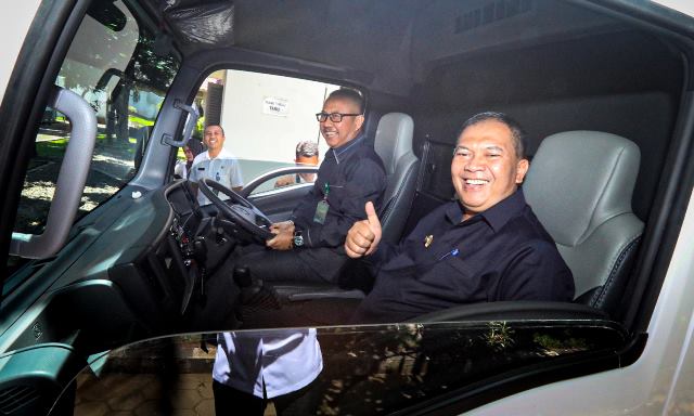 Oded Serahkan Bantuan Operasional Kendaraan untuk PN Bandung