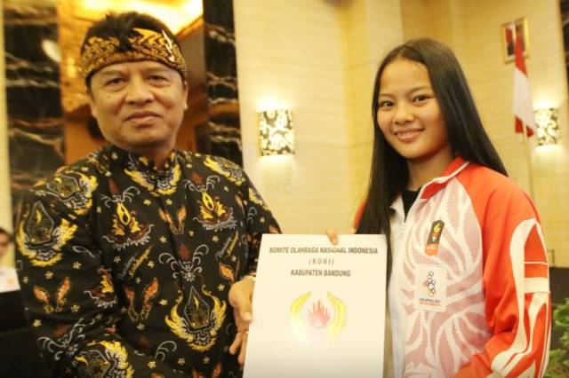 Bupati Berikan Kadeudeuh Kepada Atlet Berprestasi